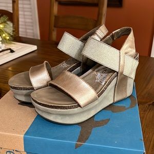 Like new OTBT Bushnell Gold Sandals!